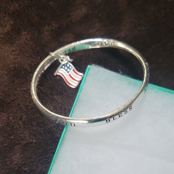 Brand New God Bless America Silver Twist Bracelet with American Flag Charm - Picture 3 of 4
